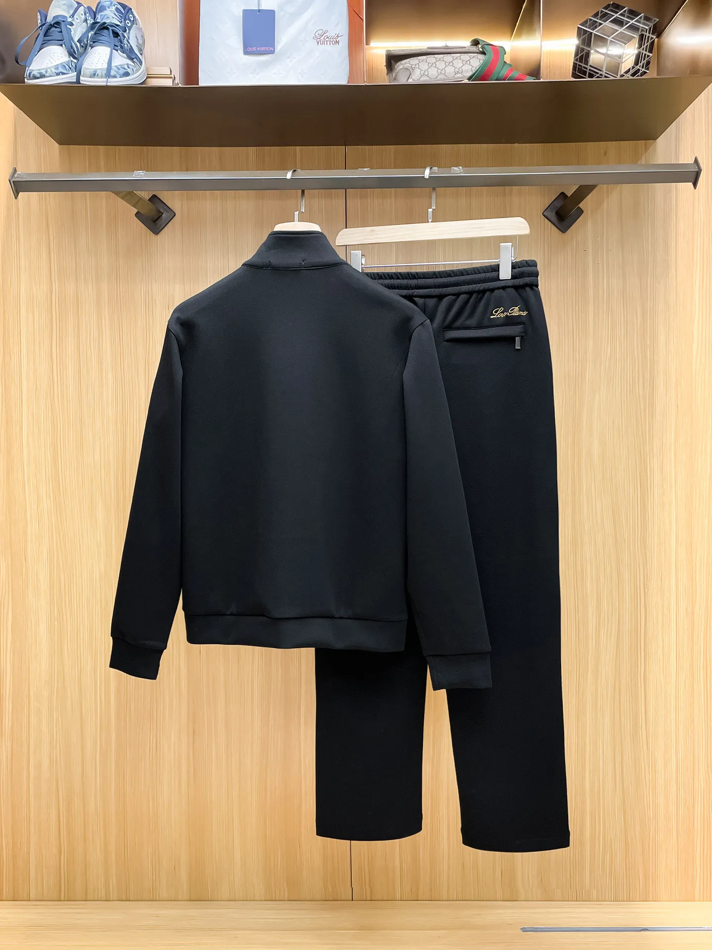 LP New Arrival counter Same Style casual suit, Breathable, comfortable and casual! Full of high-end feel! The details are exquisite and high-end, and the workmanship is impeccable! The original Premium fabric is very high-end! The fabric is crisp and anti-wrinkle Wear-Resistant, warm, neat and stylish. Everyone must buy a set this autumn and winter. They must look cool and cool when wearing them. We especially recommend Sizes M-3XL